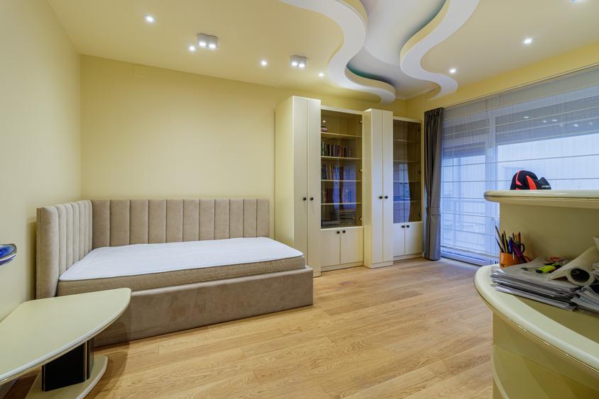 Casă individuală cu 7 camere cu Canalizare în Vatra Luminoasă