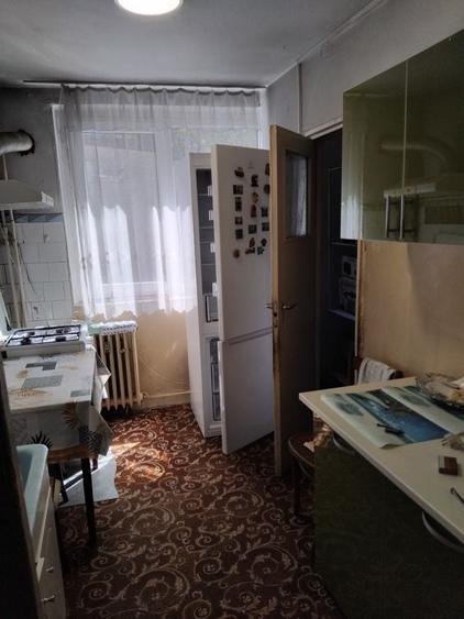 Apartament cu 3 camere decomandat în Zăvoi
