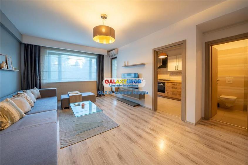 Apartament cu 3 camere semidecomandat, mobilat în Băneasa