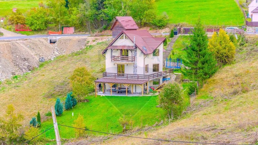 Casă individuală cu 4 camere cu Teren 1053 Mp în Fundata