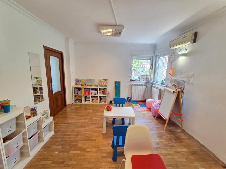 Casă cu 6 camere cu Teren 250 Mp în P-ța Muncii
