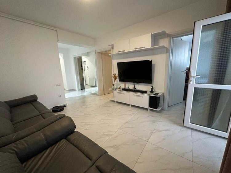 Apartament cu 4 camere semidecomandat în Est