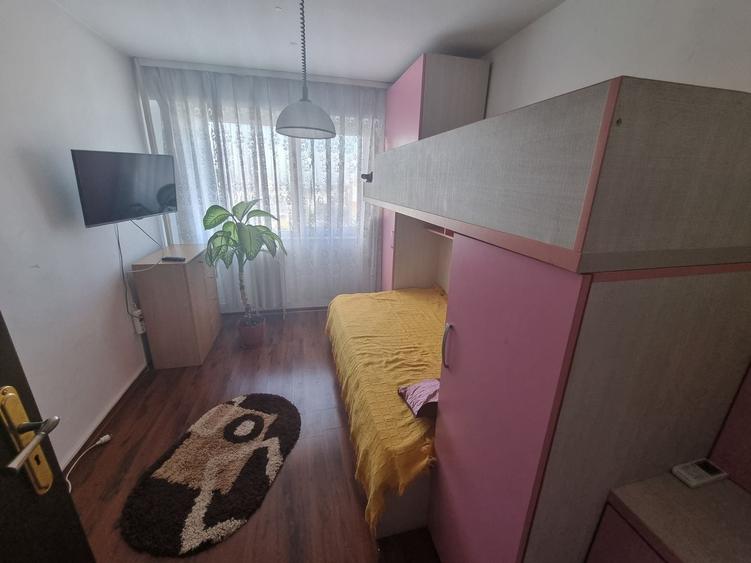 Apartament cu 3 camere decomandat, mobilat în Tomis III