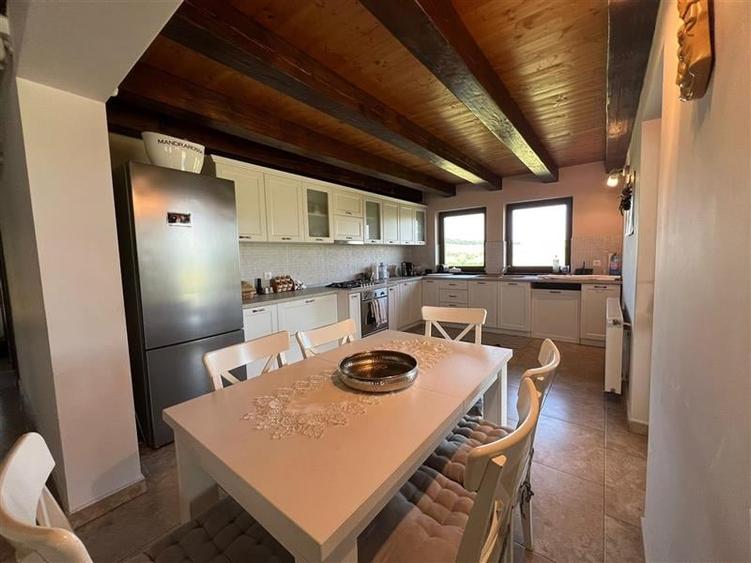 Casă individuală cu 6 camere cu Teren 46000 Mp în Herghelia