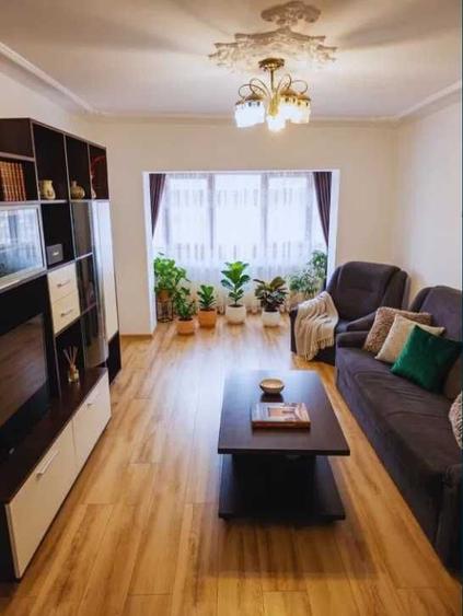 Apartament cu 3 camere decomandat în Băceni
