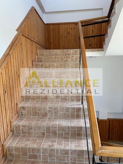 Casă individuală cu 14 camere cu Canalizare în Cățelu