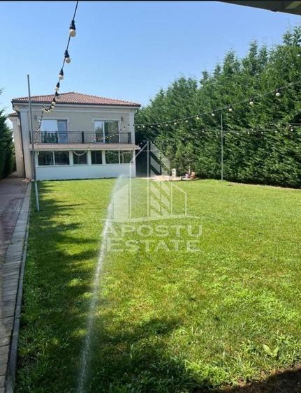 Casă individuală cu 10 camere cu Canalizare în Lipovei