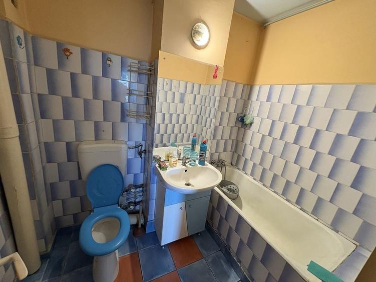 Particular apartament decomandat 2 camere metrou titan - 2