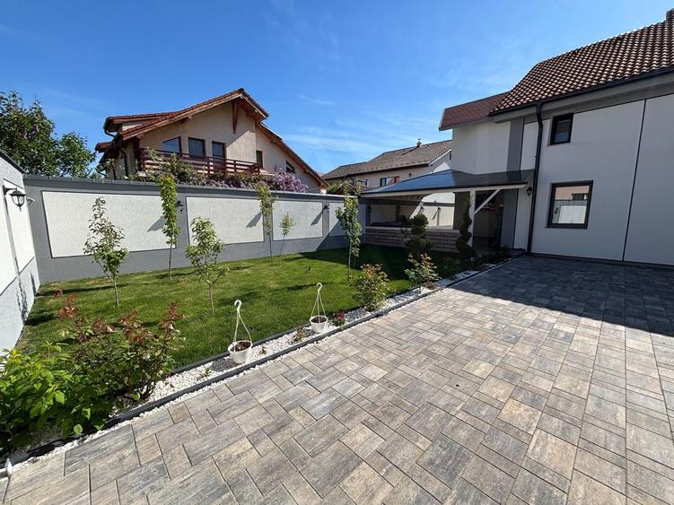 Casă individuală cu 6 camere cu Canalizare în Șelimbăr