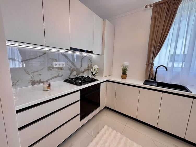 Apartament cu 5 camere decomandat în Cristian