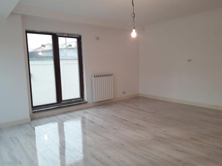 Apartament cu 4 camere semidecomandat în Bucureștii Noi