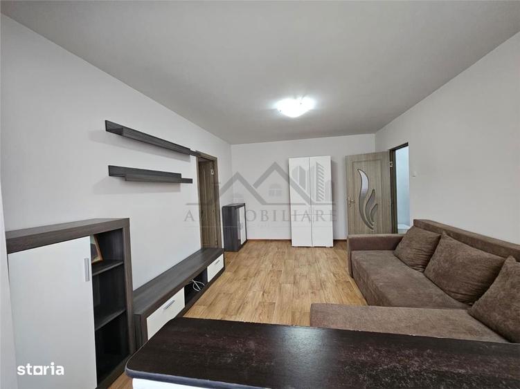 Apartament cu 2 camere semidecomandat, mobilat în Podu Roș