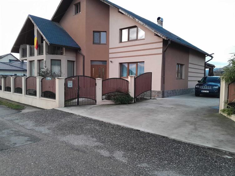 Casă cu 4 camere în Săsar