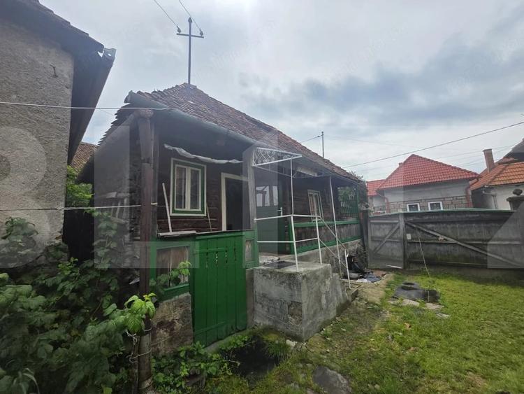 Casă cu 2 camere cu Teren 982 Mp în Bixad