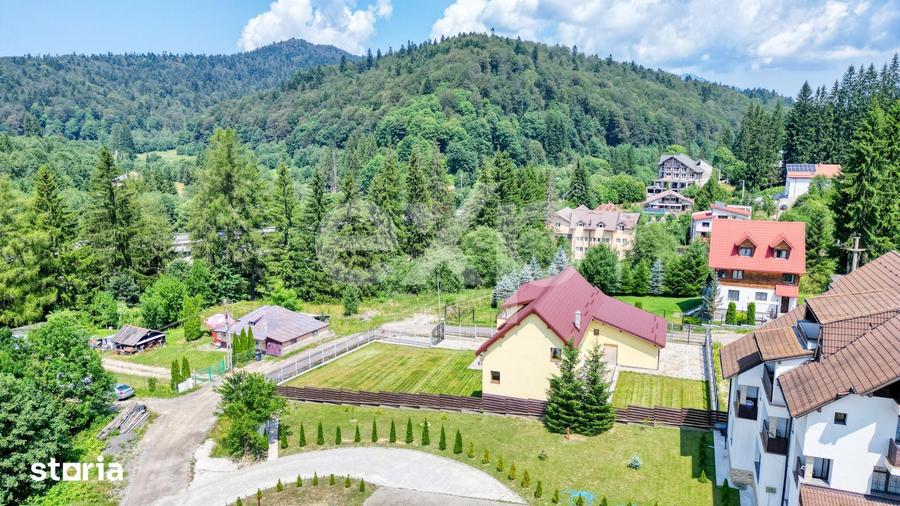 Casă cu 8 camere cu Teren 1000 Mp în Central