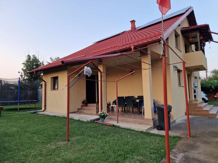 Casă cu 4 camere decomandat în Suseni