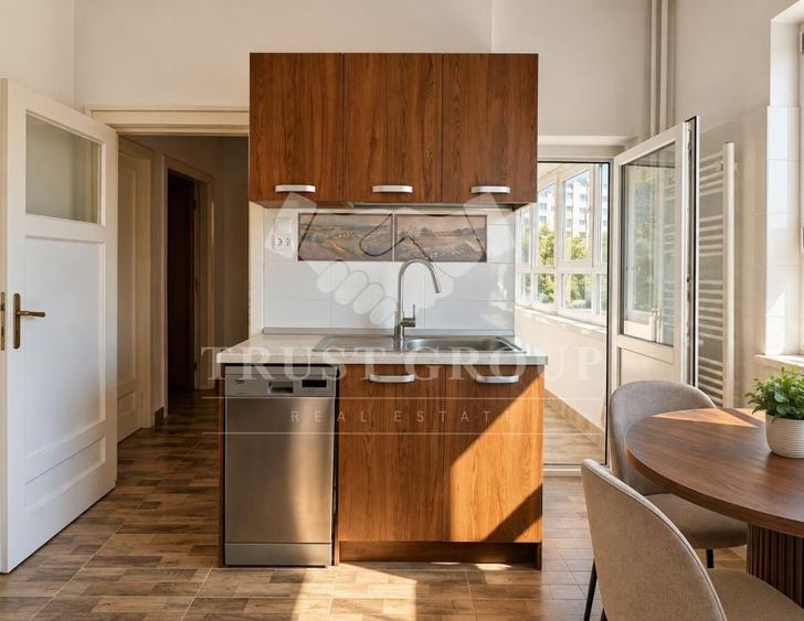 Apartament cu 5 camere semidecomandat în Matei Voievod