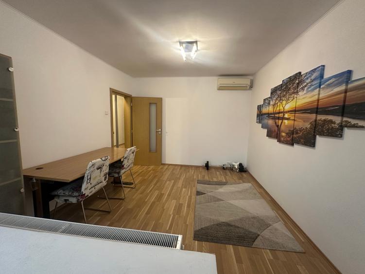 Apartament cu 3 camere semidecomandat în Iancului