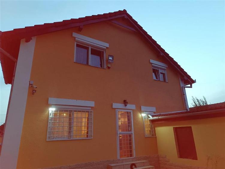 Casă individuală cu 5 camere cu Canalizare în Hurez