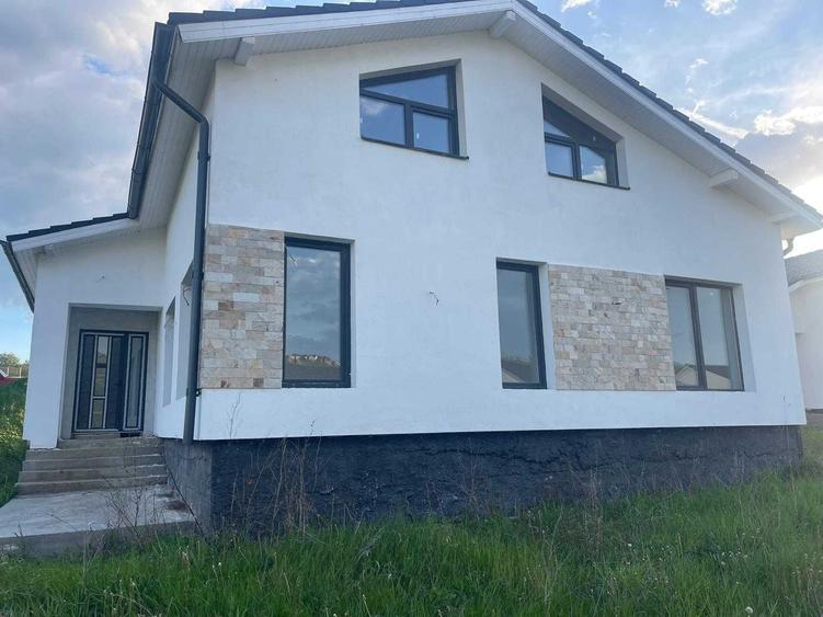 Casă cu 4 camere în Șura Mare