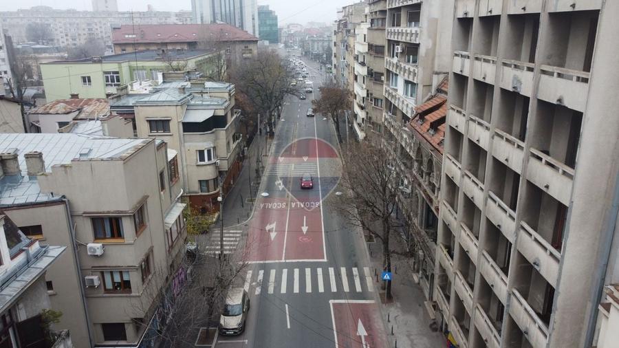 Apartament cu 3 camere semidecomandat în P-ța Romană