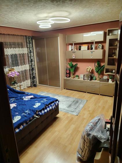 Apartament cu 3 camere decomandat în Exterior Vest