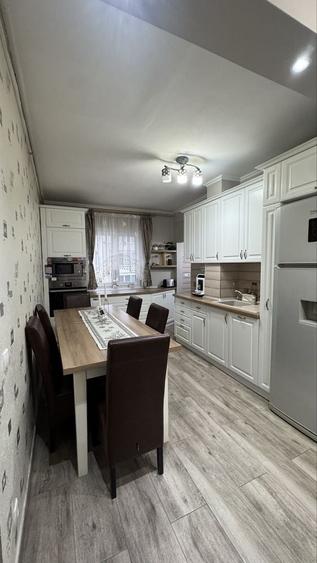 Apartament cu 3 camere semidecomandat în Central