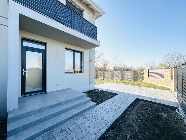Duplex cu 4 camere cu Canalizare în Utvin