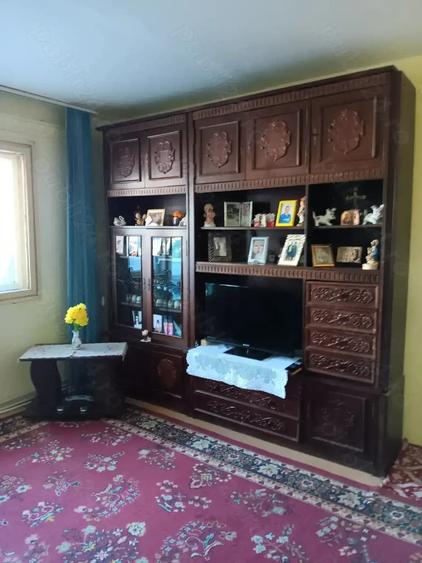 Apartament cu 3 camere semidecomandat în Pieții