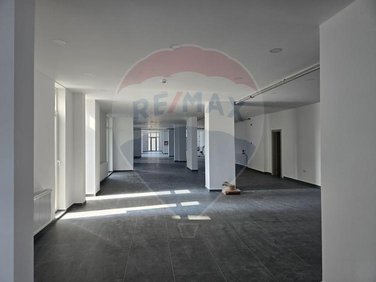 Spațiu comercial, de 400 mp, în Vitan