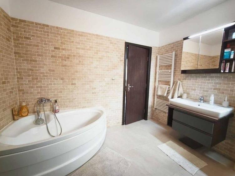 Apartament cu 4 camere în Mărăști