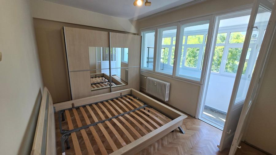 Apartament cu 3 camere semidecomandat în Domenii