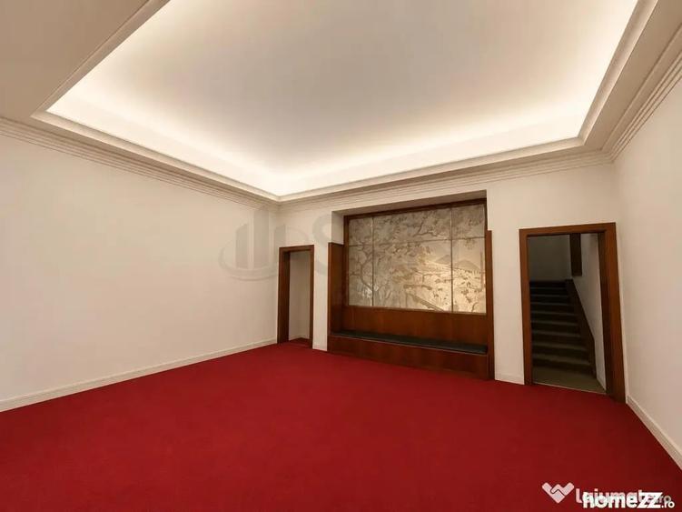 Casă cu 11 camere cu Teren 2100 Mp în Romană