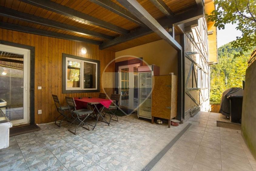 Casă individuală cu 10 camere cu Teren 352 Mp în Castelul Peleș
