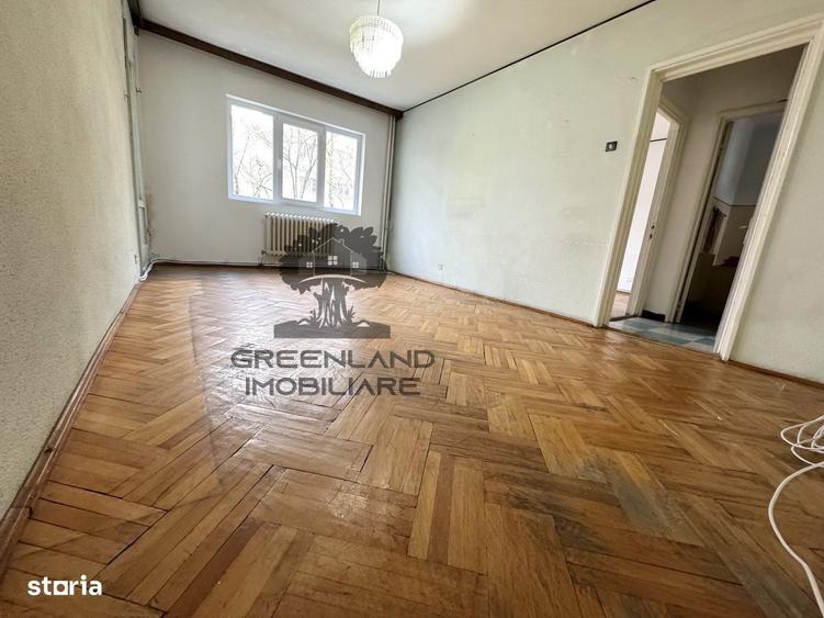 Apartament cu 3 camere semidecomandat în Podu Roș