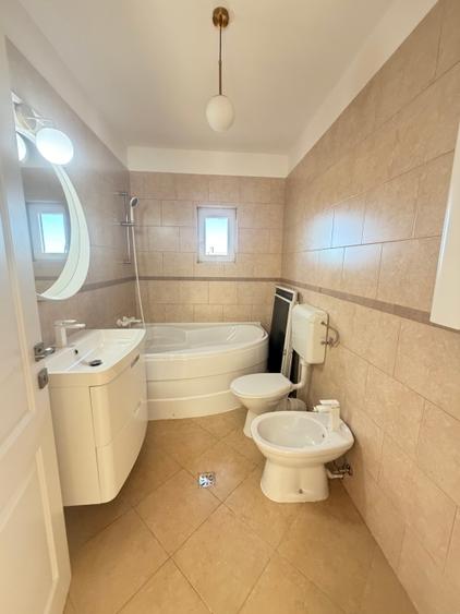 Apartament cu 3 camere semidecomandat în Dâmbovița