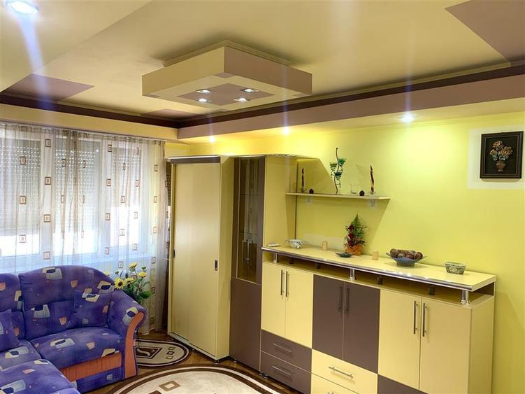 Apartament cu 3 camere decomandat în Cantemir