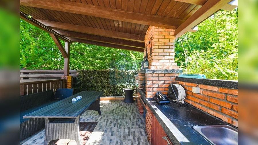 Casă cu 6 camere cu Piscina în Florești