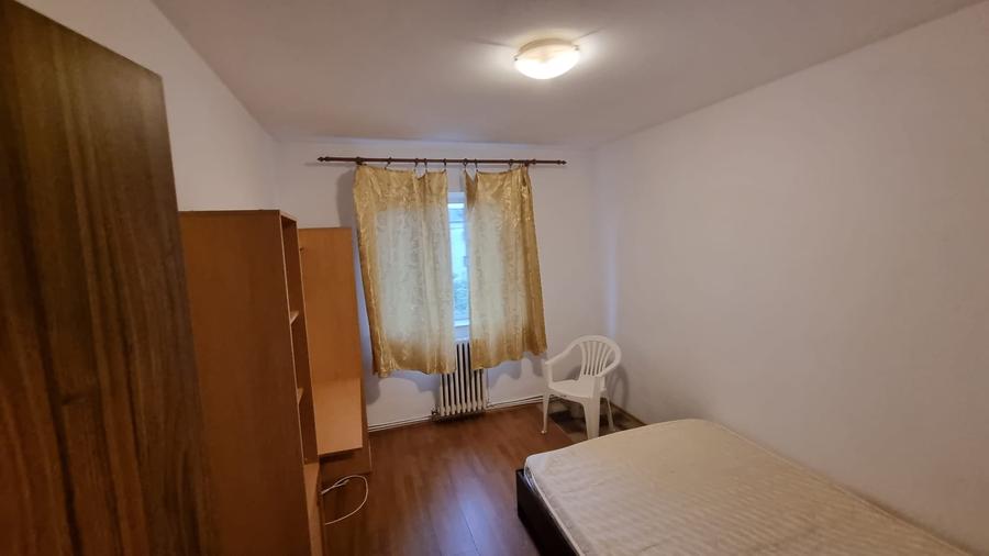 Apartament cu 3 camere decomandat în Nicolina