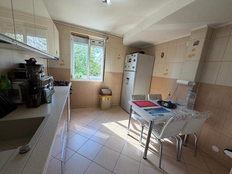 Apartament cu 3 camere semidecomandat, mobilat în Titan
