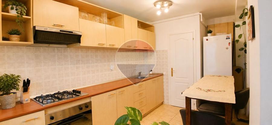 Apartament cu 3 camere semidecomandat, mobilat în Becaș