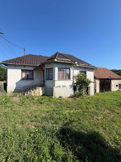 Casă cu 3 camere în Vâlcele