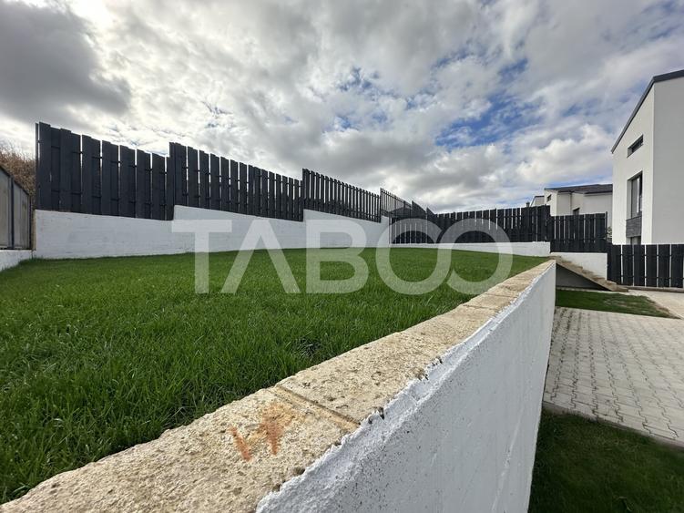 Duplex cu 4 camere cu Canalizare în Exterior Est