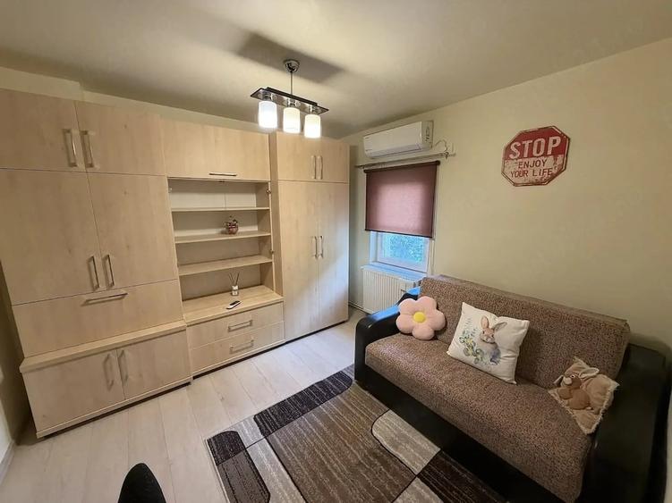 Apartament cu 3 camere semidecomandat în Aradului