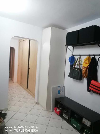 Apartament cu 3 camere decomandat în Roșu