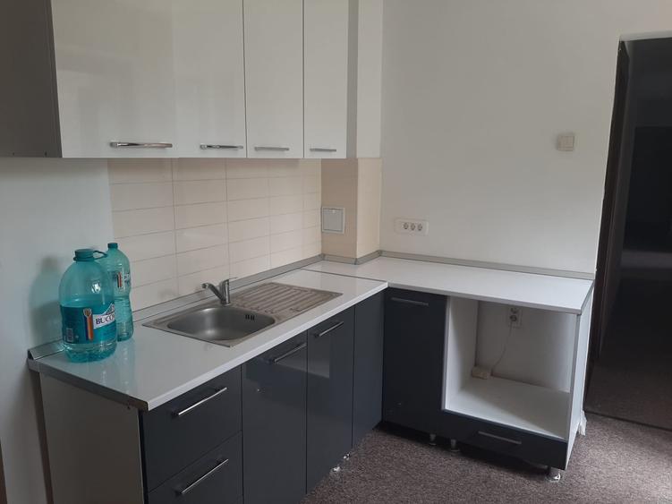 Apartament cu 5 camere decomandat în Romană