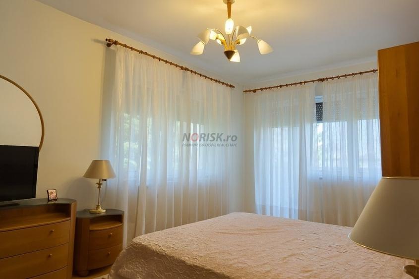 Casă cu 9 camere cu Teren 4500 Mp în Domnești