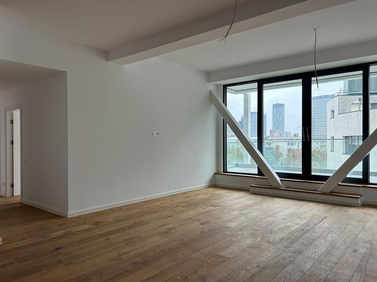 Apartament cu 4 camere semidecomandat în Aviației