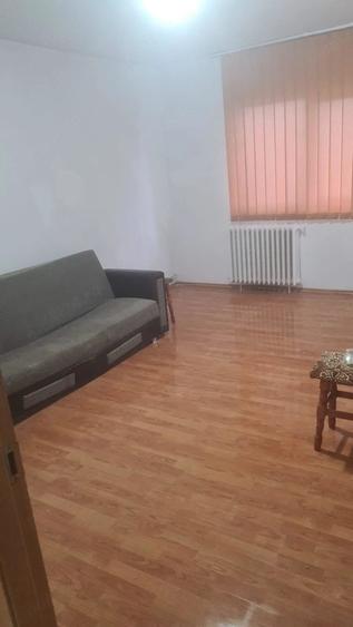 Garsonieră decomandată în Est