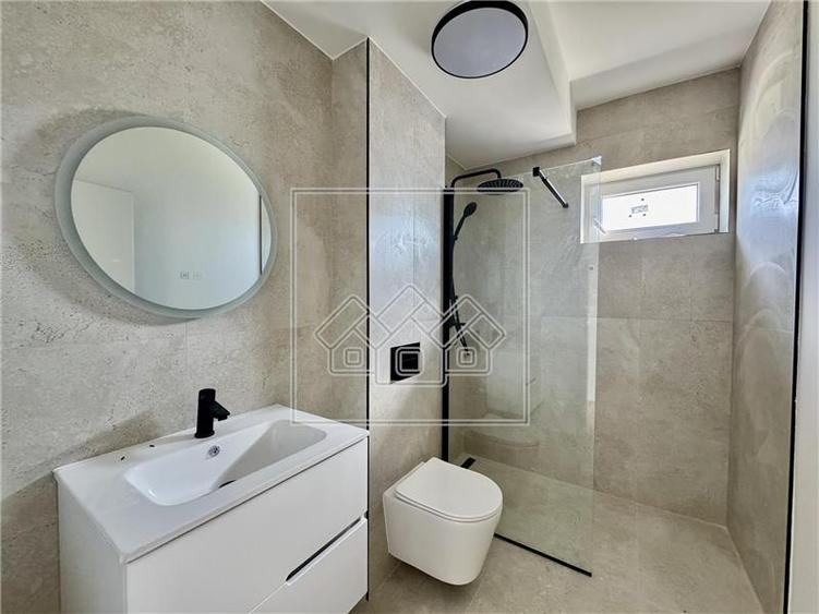 Penthouse cu 3 camere nedecomandat în Exterior Vest